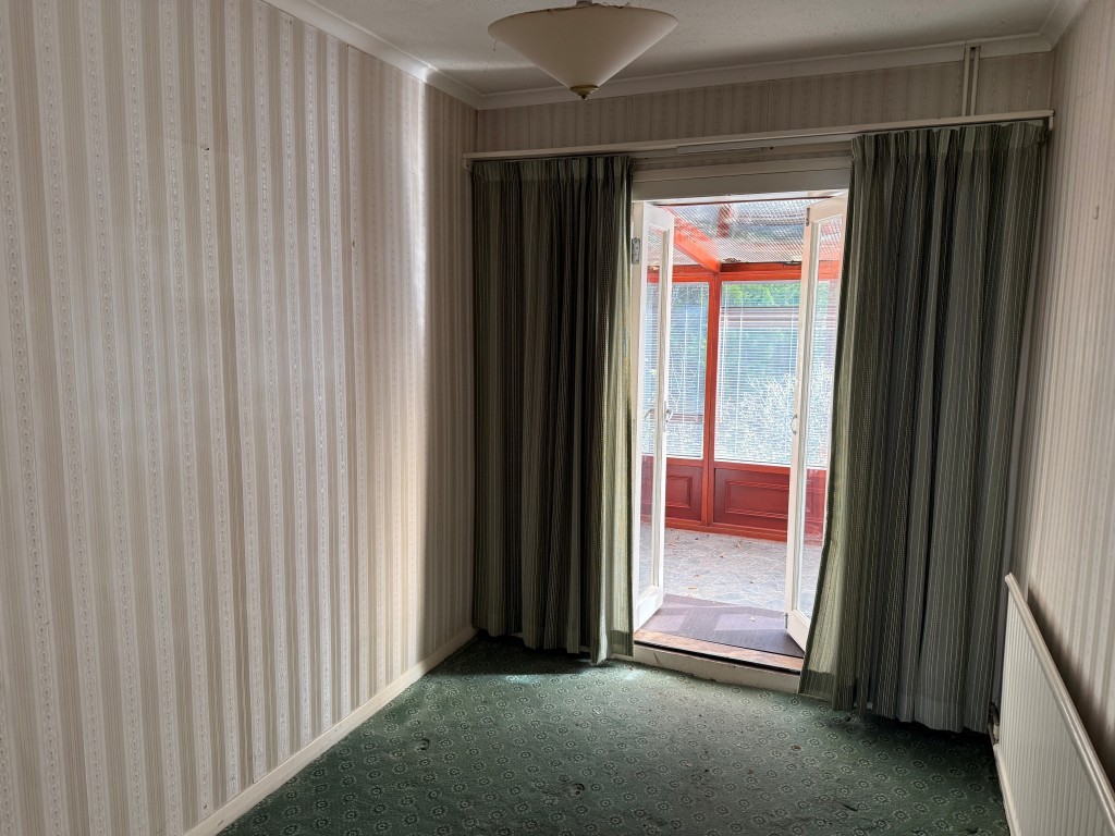 Lot: 128 - BUNGALOW WITH GARAGE AND GARDENS IN NEED OF MODERNISATION - Bedroom 3 with window to rear